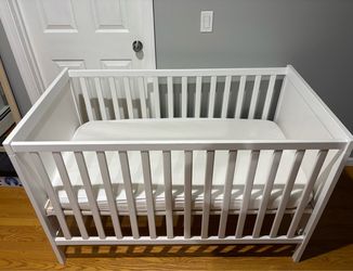 Crib with mattress and mattress protector sheet