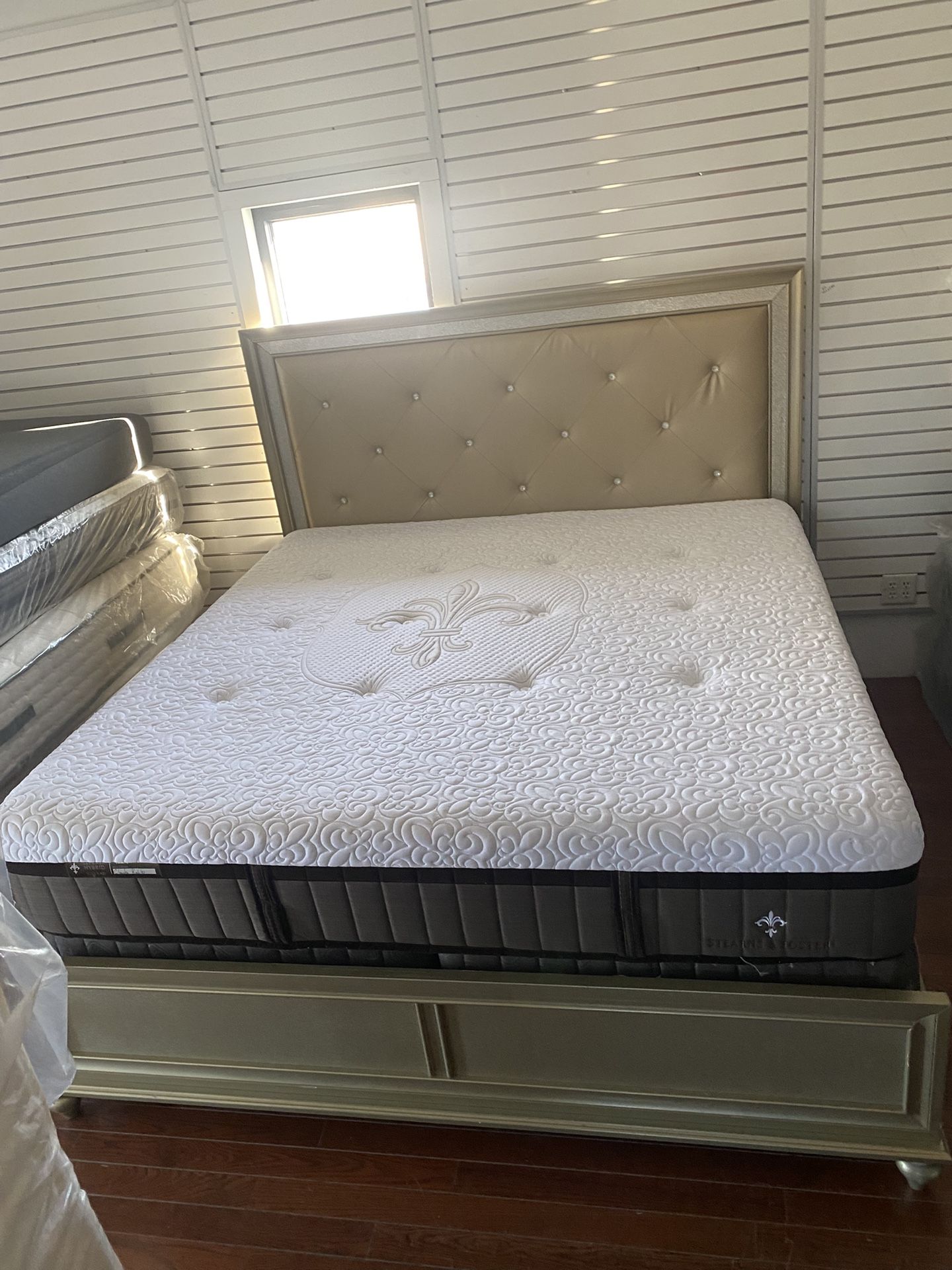 COZY KING BED COMPLETE