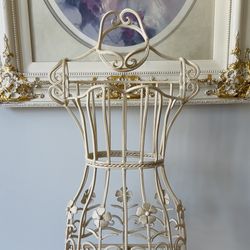 Vintage Tabletop Decor – Timeless Accent Piece