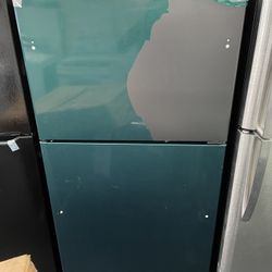 GE 33” 22 Cu Ft Top Freezer Refrigerator 