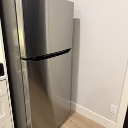 LG 20.2 CU FT TOP FREEZER REFRIGERATOR-STAINLESS STEEL ONLY 4 MONTHS OLD FACTORY WARRANTY