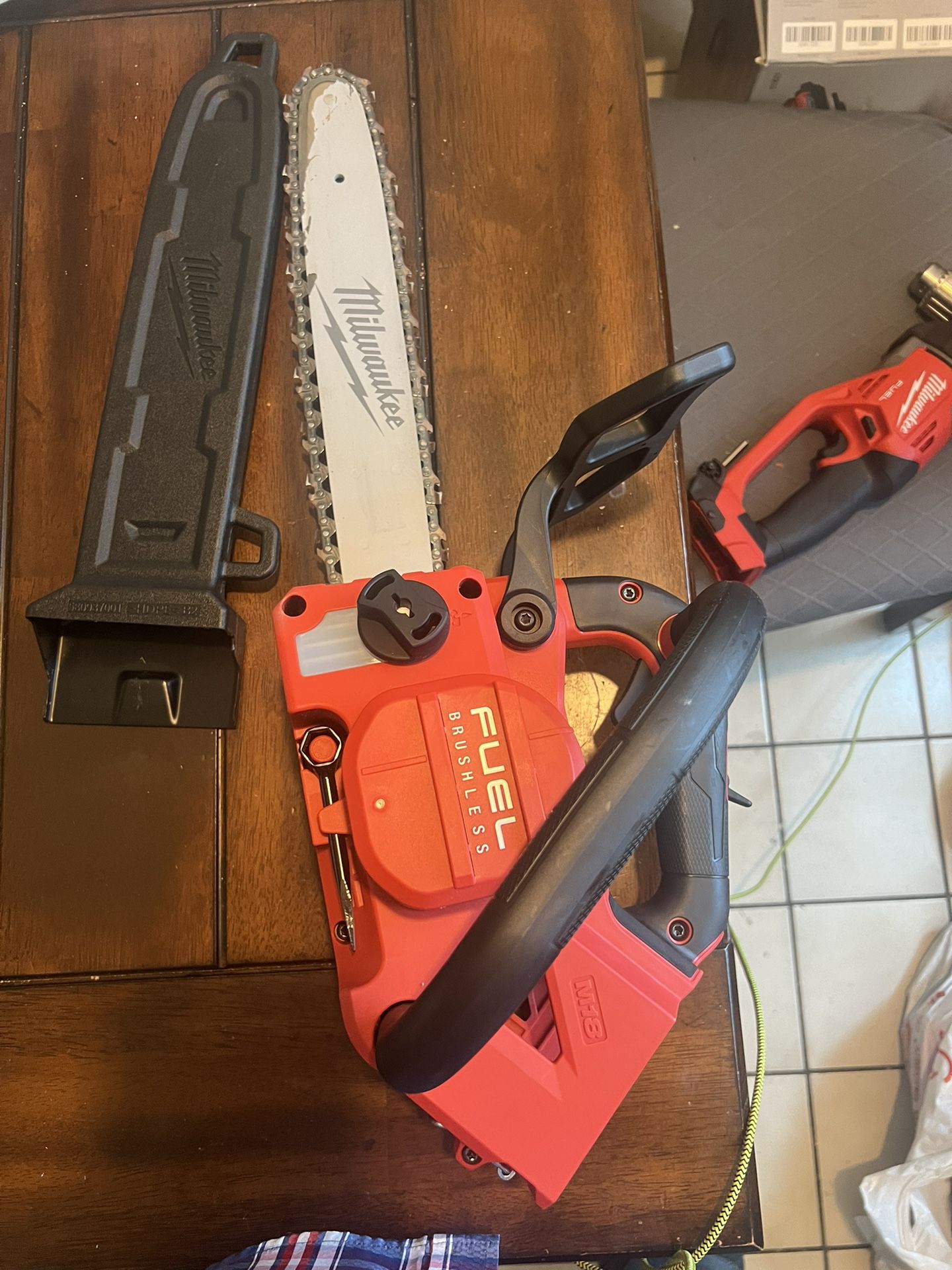 Milwaukee M18 Fuel Brushless TOP Hand 14in Chainsaw 