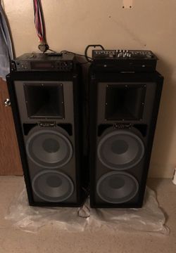 Black and gray speakers with amplifier with 3500 W and DJ mixer