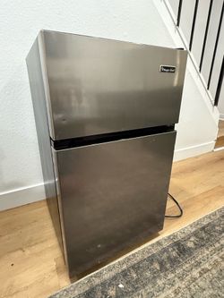 Magic Chef Mini Fridge w/ Freezer