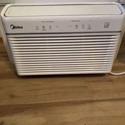 Midea Window AC and Heater. 12,000 BTU