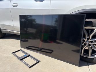 Samsung 60" 4K UHD Smart TV + Wall Mount