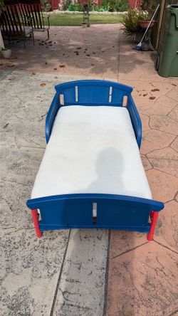 Clean kids bed, like new