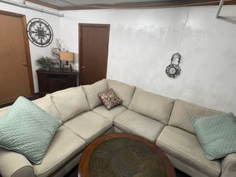 Large two-piece sectional - Haverty’s - clean