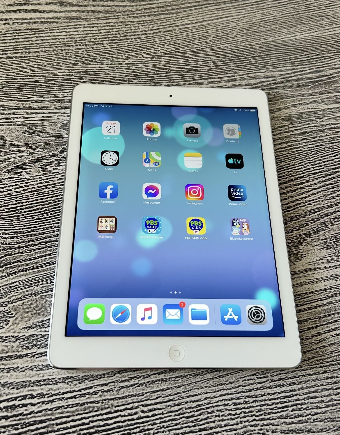 Apple iPad Air 32GB in excellent condition- Unlocked- Low Price.  $40