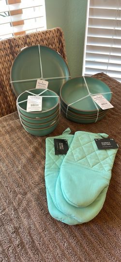 Rockabye Teal Plate & Bowl Set with Oven Mitts