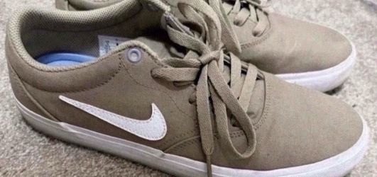 Men Nike Size 9