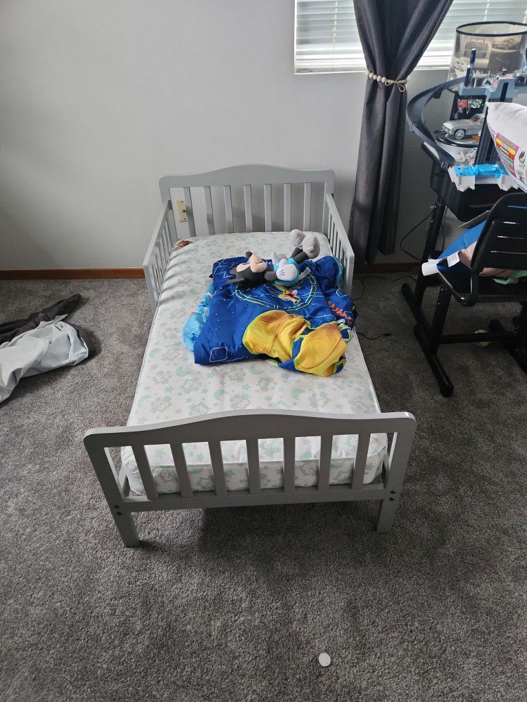 Like New Toddler Frame And Mattress 