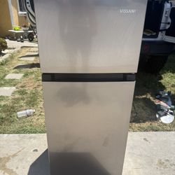 Vissani Mini Refrigerator