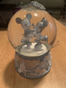 Disney’s Mikey and Minnie snow globe