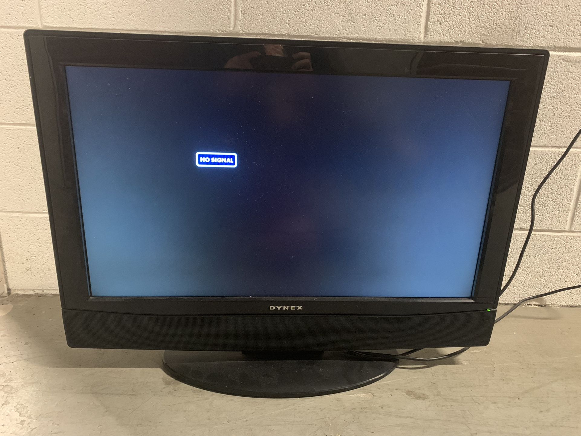 DYNEX 32" Flat-Panel LCD HDTV TV Television - Multi Good condition. Works great. No remote control included. Model: DX-LCD32 With an ultrafast 8 ms