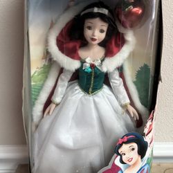 NEW Christmas Disney Snow White Porcelain Collector Keepsake Doll box has damage Just $20 xox