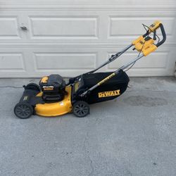 DEWALT 20V MAX 21 in. Battery Powered Self Propelled Lawn Mower