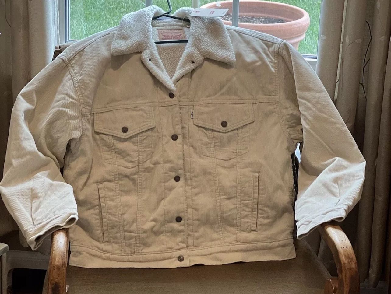 NEW - Levi's Women's 90s Style Off-White Sherpa Trucker Jacket Large