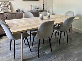 Beautiful Dining Table with 6 Chairs, Excellent Condition!
