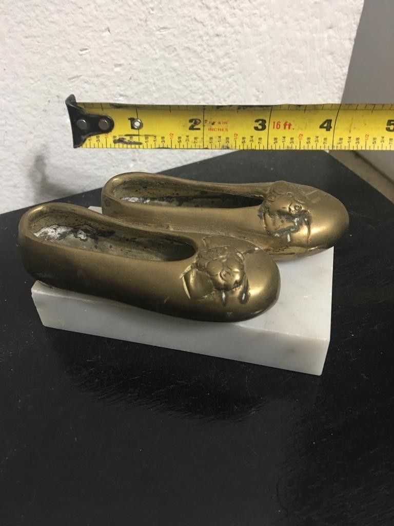 ADORNO ZAPATICOS DE BRONCE CON BASE DE MARMOL