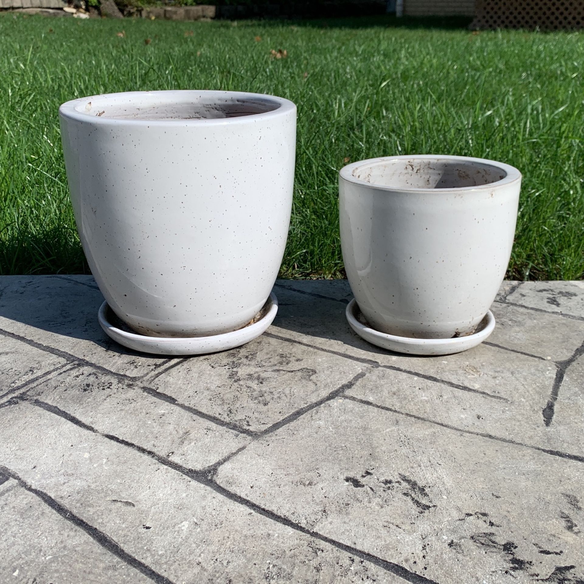 2 porcelain flower pots with saucer