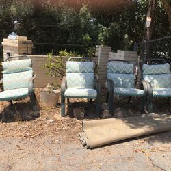 Old Comfy Chairs With Cushions