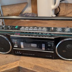 Vintage Sanyo Boom box Retro Beat Box Works Battery Operated Please Read 80s 