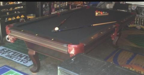 8’ Slate pool table W Cue Ball Set