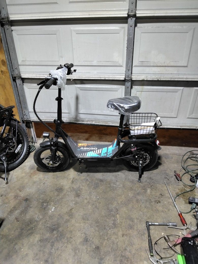 E scooter Brand New Retails Over 550 Comes With Charger