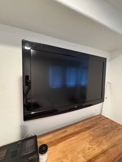 TV with Movable Wall Mount