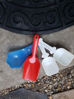 Pet food scoops