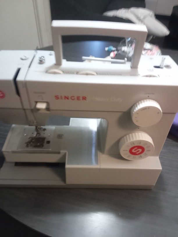 Singer Sewing Machine 4423