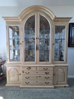 Thomasville Dinning set with Hutch