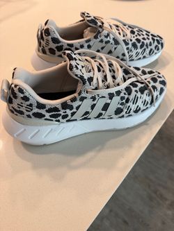 Adidas women’s Leopard Print Low-Top Sneakers size 7