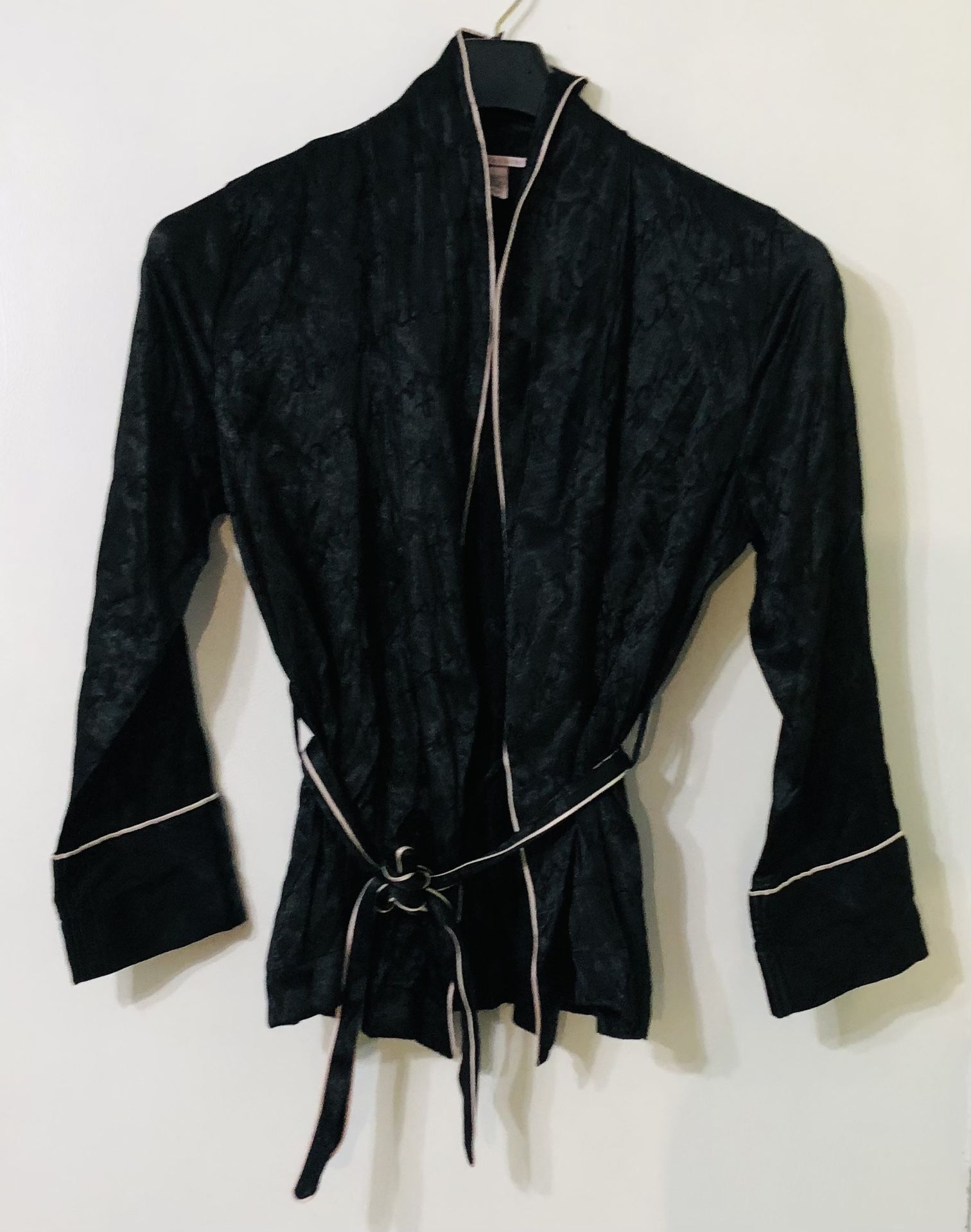 Victoria Secret soft satin wrap robes victoria secret print all over black.M