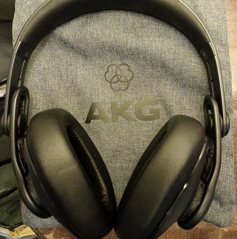 AKG Headphones. Elite Sound. W/ Cord Extension 10ft & 6ft