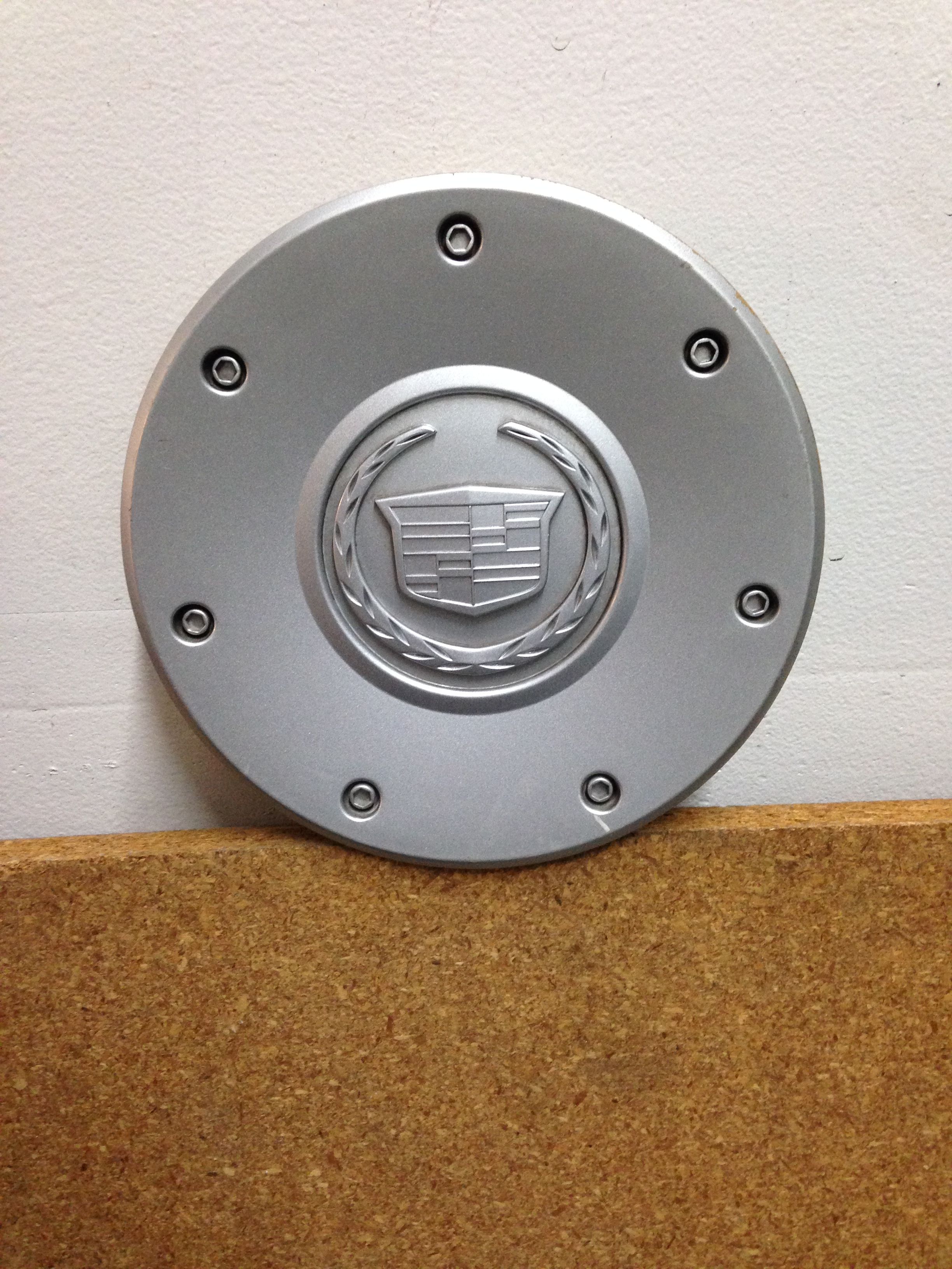 2003 2004 Cadillac CTS OEM Silver Center Cap P N 9594176 Hubcap