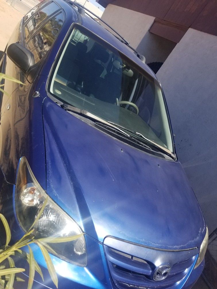 2004 Mazda MPV