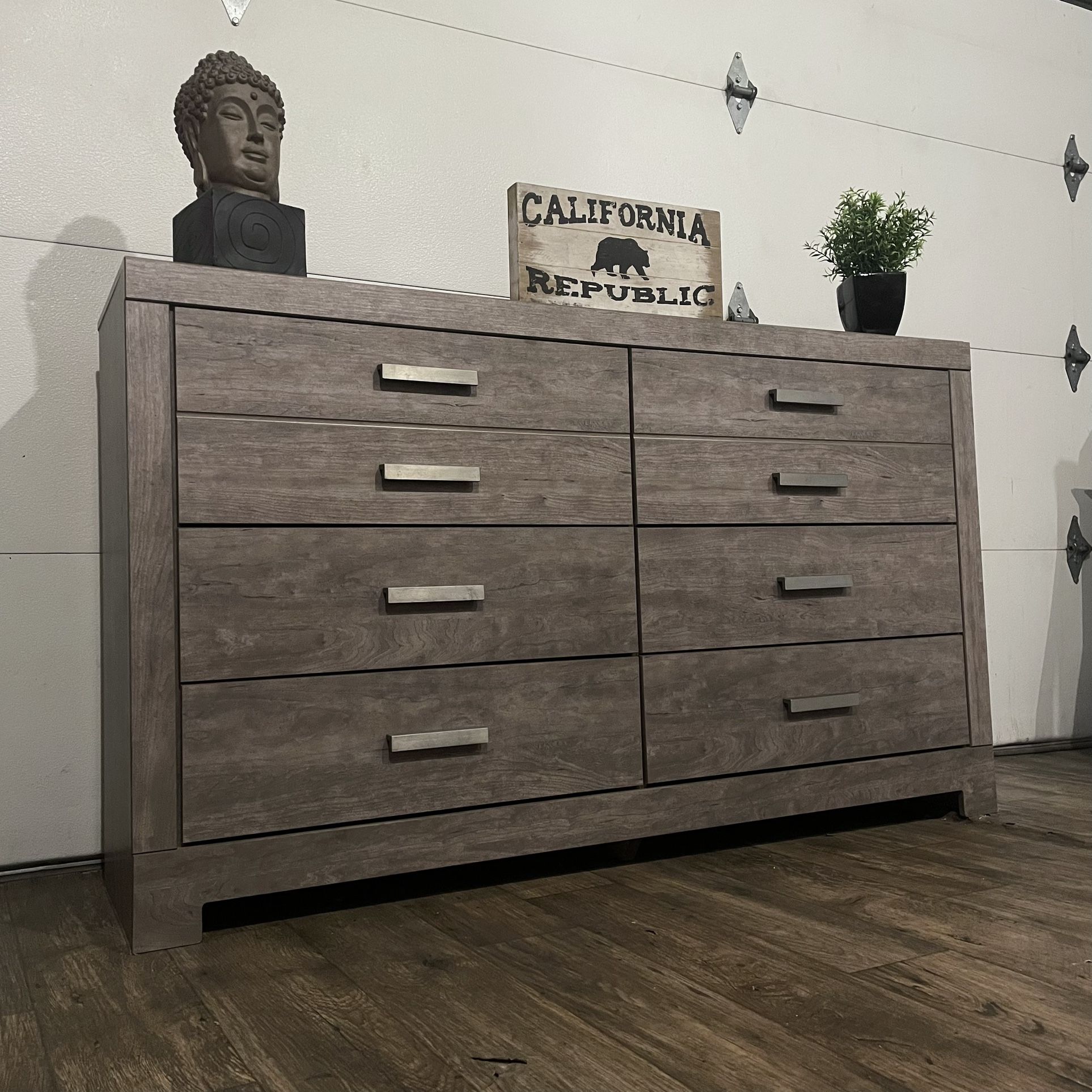 Like New HUGE 6-Drawer Dresser w/ Silver Knobs | Ashley Furniture