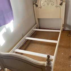 🎁BEAUTIFUL VINTAGE TWIN SIZE BED FRAME🎁