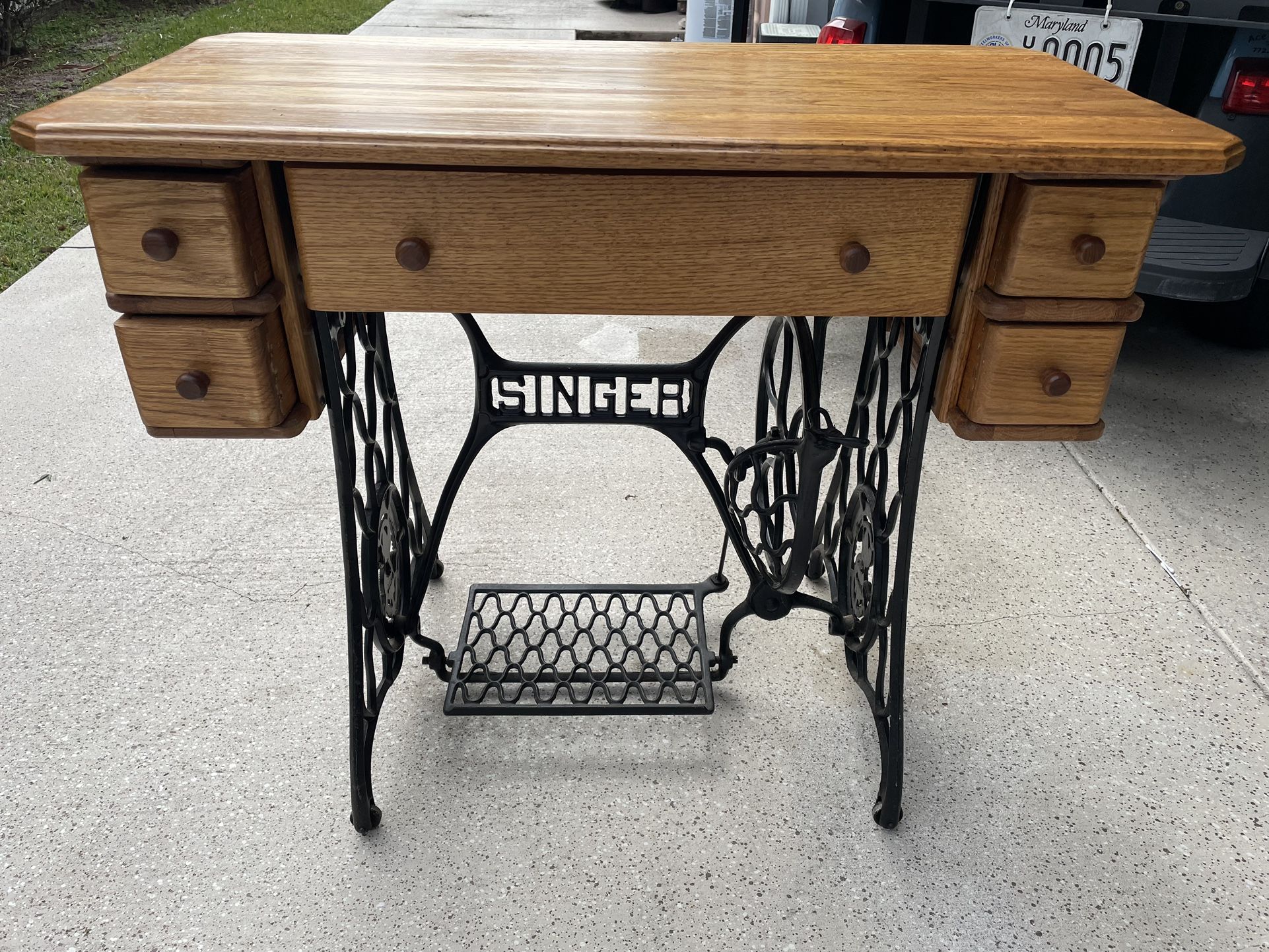 SINGER MACHINE TABLE ANTIQUE