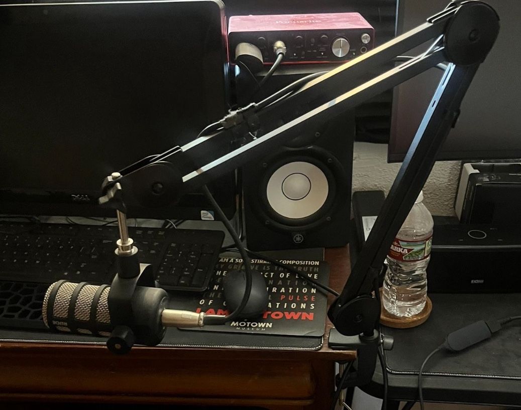 RØDE Microphone + Stand – Podcast/Vocal Mic – Houston 