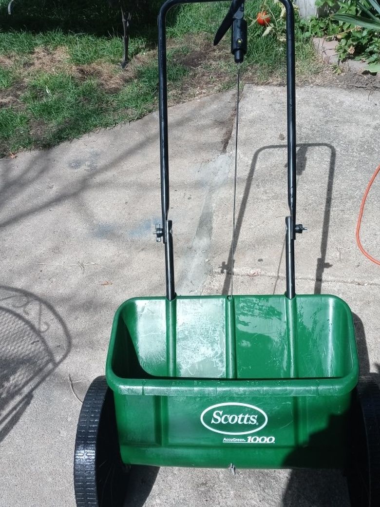 LIKE NEW SCOTT'S 1000 DROP SPREADER