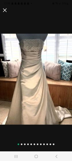 St Tropez Wedding Gown W/Tags Sz 4. Gorgeous Strapless Gown and beautifully beaded bodice. Retail on this dress is #599
