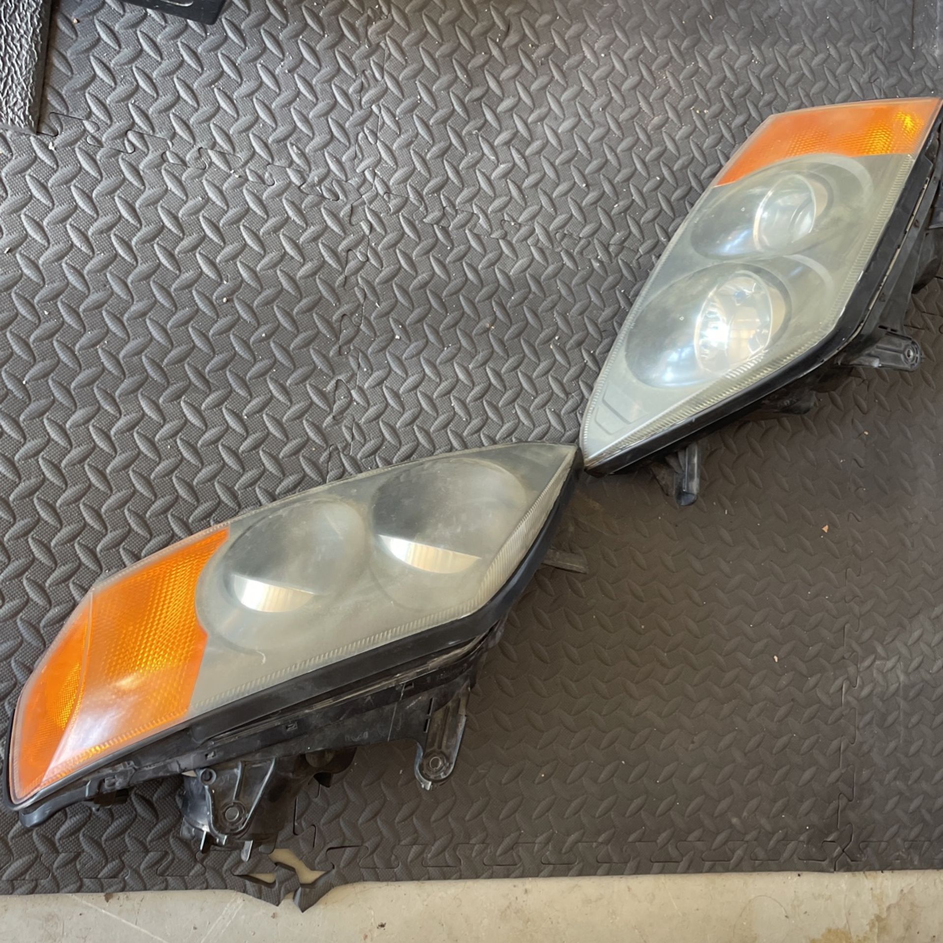 2004 Hyundai Tiburon  GT OEM Used Head Lights 