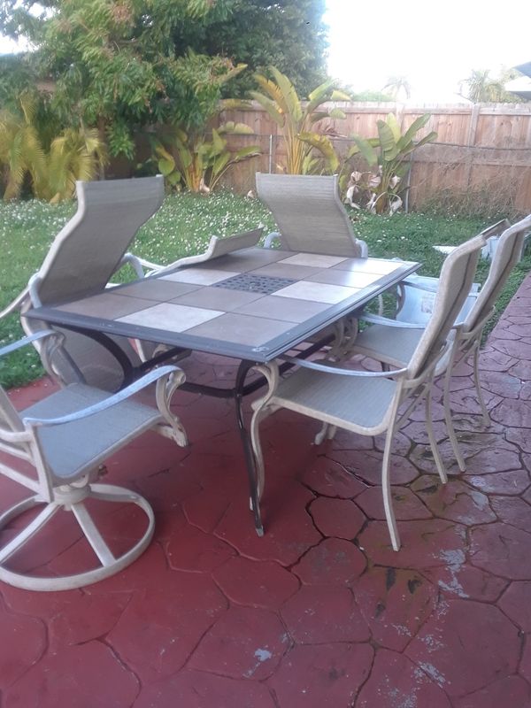 JUEGO DE PATIO / TABLE AND 6 CHAIRS for Sale in Miami, FL
