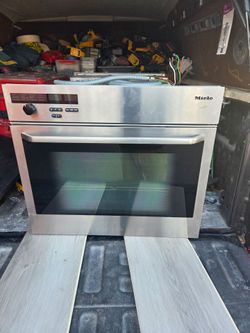 Miele oven 200$