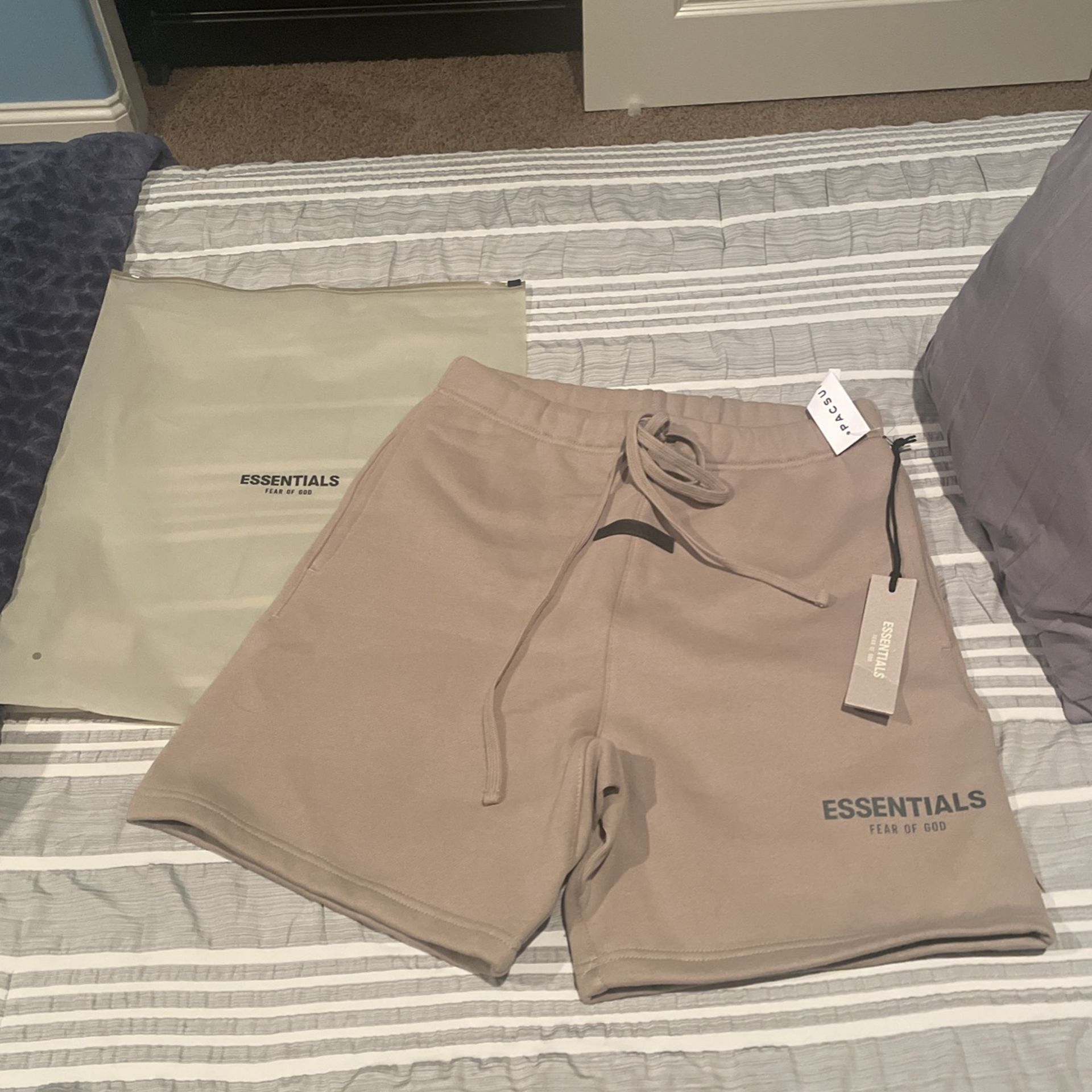 ESSENTIALS FEAR OF GOD SIZE Extra Small shorts.