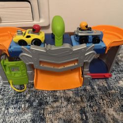 Fisher-Price Little People Hot Wheels Toddler Toy Race and Go Track Set with Lights Sounds & 2 Cars for Pretend Play Kids Ages 18+ Months​