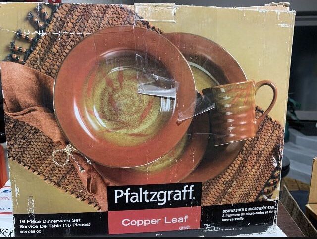 Pfaltzgraff Copper Leaf 16-Piece Dinnerware, 4 Settings. Dinner/salad/soup/mug